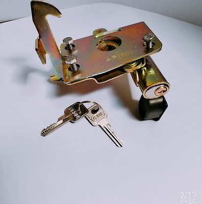 تصویر از قفل درب موتور ضد سرقت پیکان